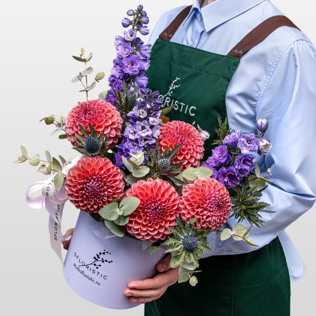 Композиция из Георгин, Дельфиниума и Эрингиума в шляпной коробке «Осенний Вихрь» Композиция из Георгин, Дельфиниума и Эрингиума в шляпной коробке «Осенний Вихрь»