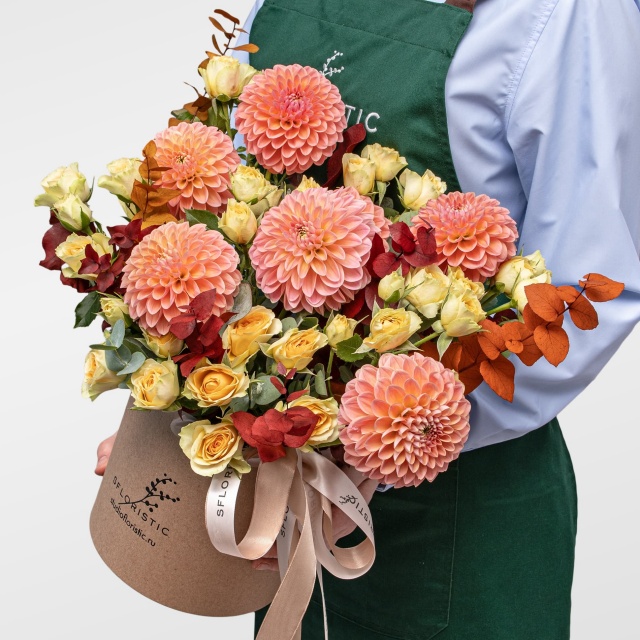 Композиция из Георгин и Кустовых Роз в шляпной коробке «Медовый Сентябрь» Композиция из Георгин и Кустовых Роз в шляпной коробке «Медовый Сентябрь»