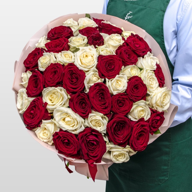Букет из красных и белых Роз Россия 51 шт «Контраст Чувств» Букет из красных и белых Роз Россия 51 шт «Контраст Чувств»