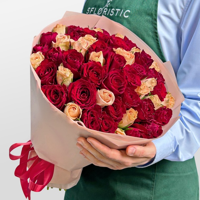 Букет из малиновых и кремовых Роз Кения 40 см 51 шт «Краски Заката» Букет из малиновых и кремовых Роз Кения 40 см 51 шт «Краски Заката»