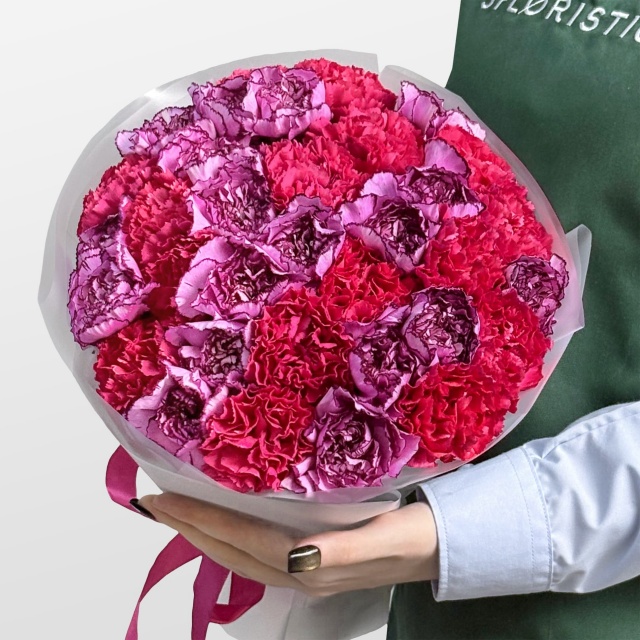 Букет из малиновых и фиолетовых Гвоздик 35 шт «Пламя Сердца» Букет из малиновых и фиолетовых Гвоздик 35 шт «Пламя Сердца»