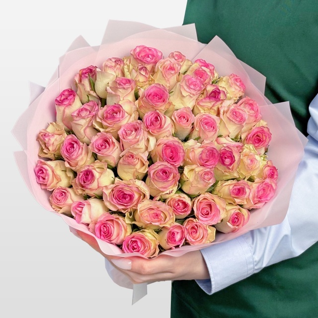 Букет из белых Роз Кения с розовой каймой 40 см 51 шт «Поцелуй Зари» Букет из белых Роз Кения с розовой каймой 40 см 51 шт «Поцелуй Зари»