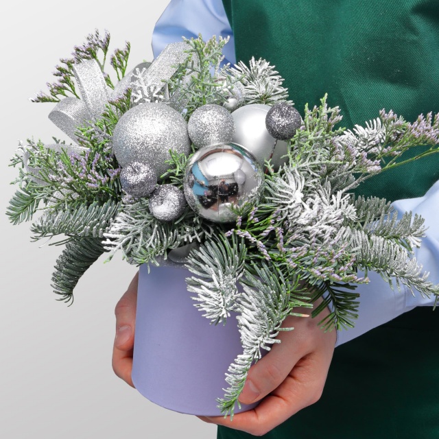 Новогодняя композиция из Нобилиса и Туи в коробке «Ледяная Роскошь» Новогодняя композиция из Нобилиса и Туи в коробке «Ледяная Роскошь»