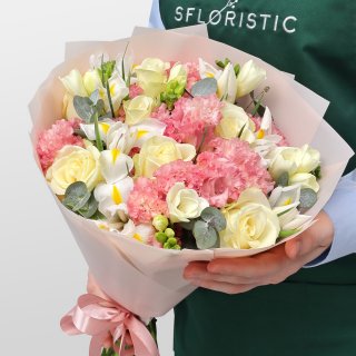 Букет из Ириса, Роз, Эустомы и Фрезии «Облачный атлас» Букет из Ириса, Роз, Эустомы и Фрезии «Облачный атлас»