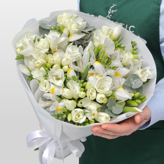 Букет из Белых Ирисов и Фрезий «Альпийская свежесть» Букет из Белых Ирисов и Фрезий «Альпийская свежесть»