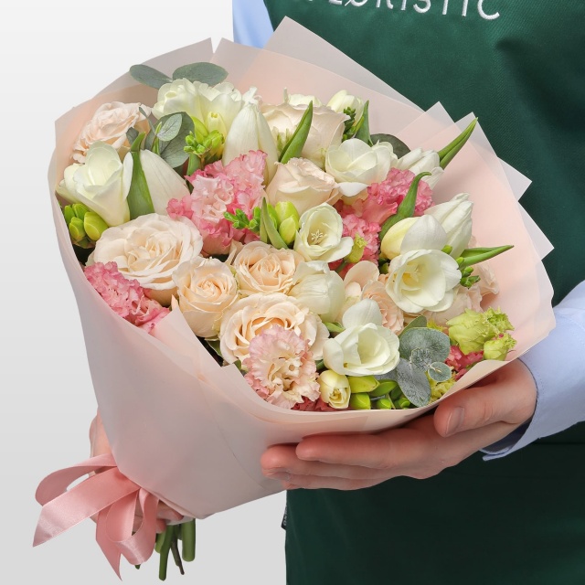 Букет из Фрезий, Тюльпанов и Кустовых Роз «Майский сон» Букет из Фрезий, Тюльпанов и Кустовых Роз «Майский сон»