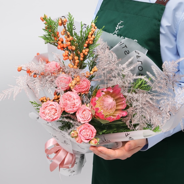 Букет из Протеи, Роз и Туи «Зачарованный лес» Букет из Протеи, Роз и Туи «Зачарованный лес»