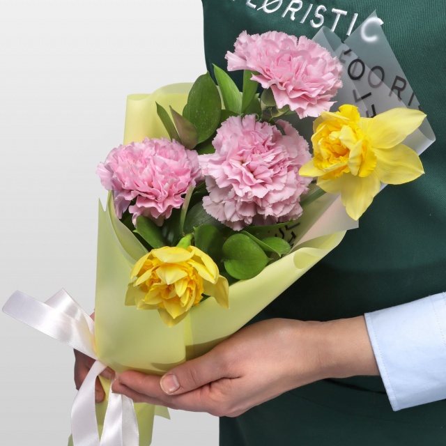 Букет из Гвоздики и Нарциссов «Энергия весны» Букет из Гвоздики и Нарциссов «Энергия весны»