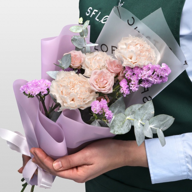 Букет из Кустовой Розы и Гвоздик «Юная весна» Букет из Кустовой Розы и Гвоздик «Юная весна»