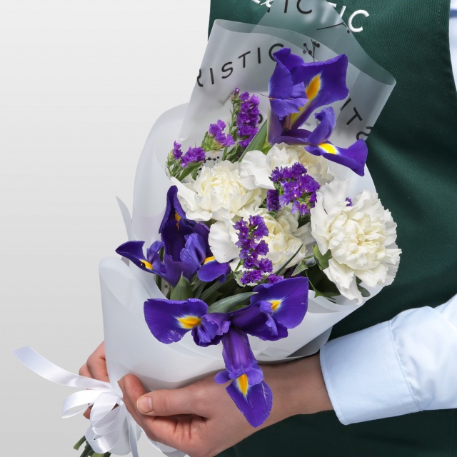 Букет из Ирисов и Диантусов «Сумерки в саду» Букет из Ирисов и Диантусов «Сумерки в саду»